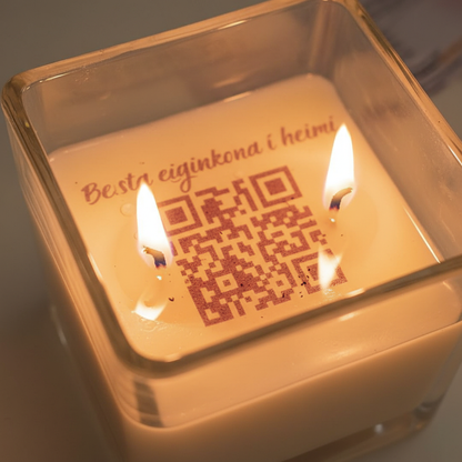 Sérsniðið kerti með QR-kóða og falnum skilaboðum